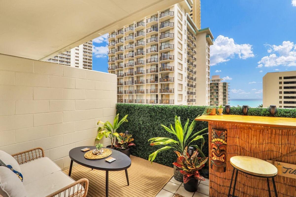 Apartment Surf & Sip Ocean View Tiki Style