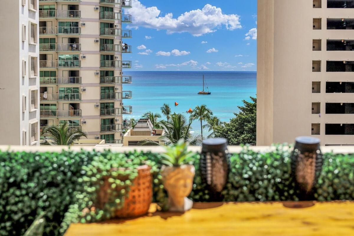 Surf & Sip Ocean View Tiki Style Apartment Honolulu